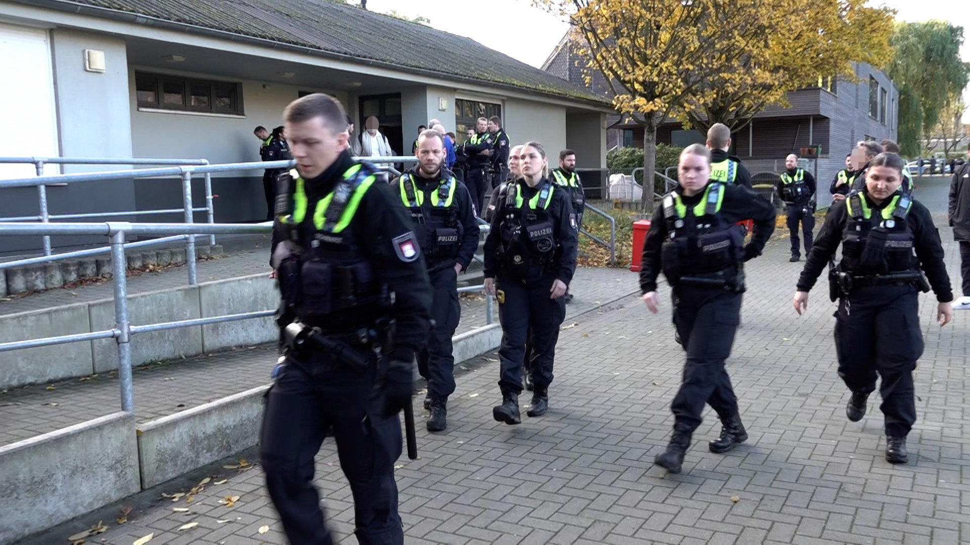 Die Polizei rückte mit einem Großaufgebot zu der Massenschlägerei aus, die bei einem Fußballspiel ausgebrochen war.