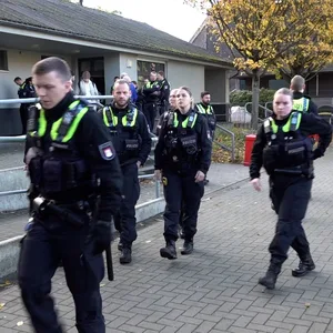 Die Polizei rückte mit einem Großaufgebot zu der Massenschlägerei aus, die bei einem Fußballspiel ausgebrochen war.