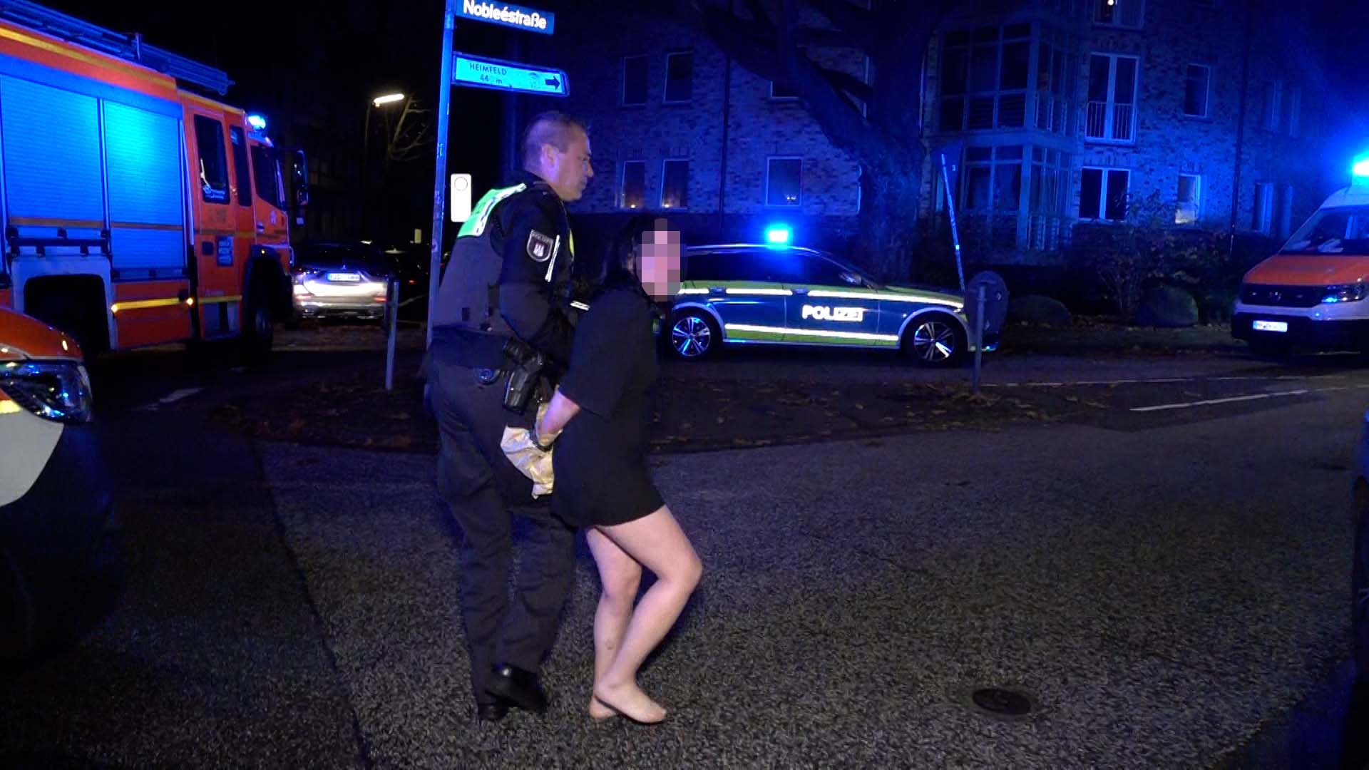 Die tatverdächtige Frau wird abgeführt.