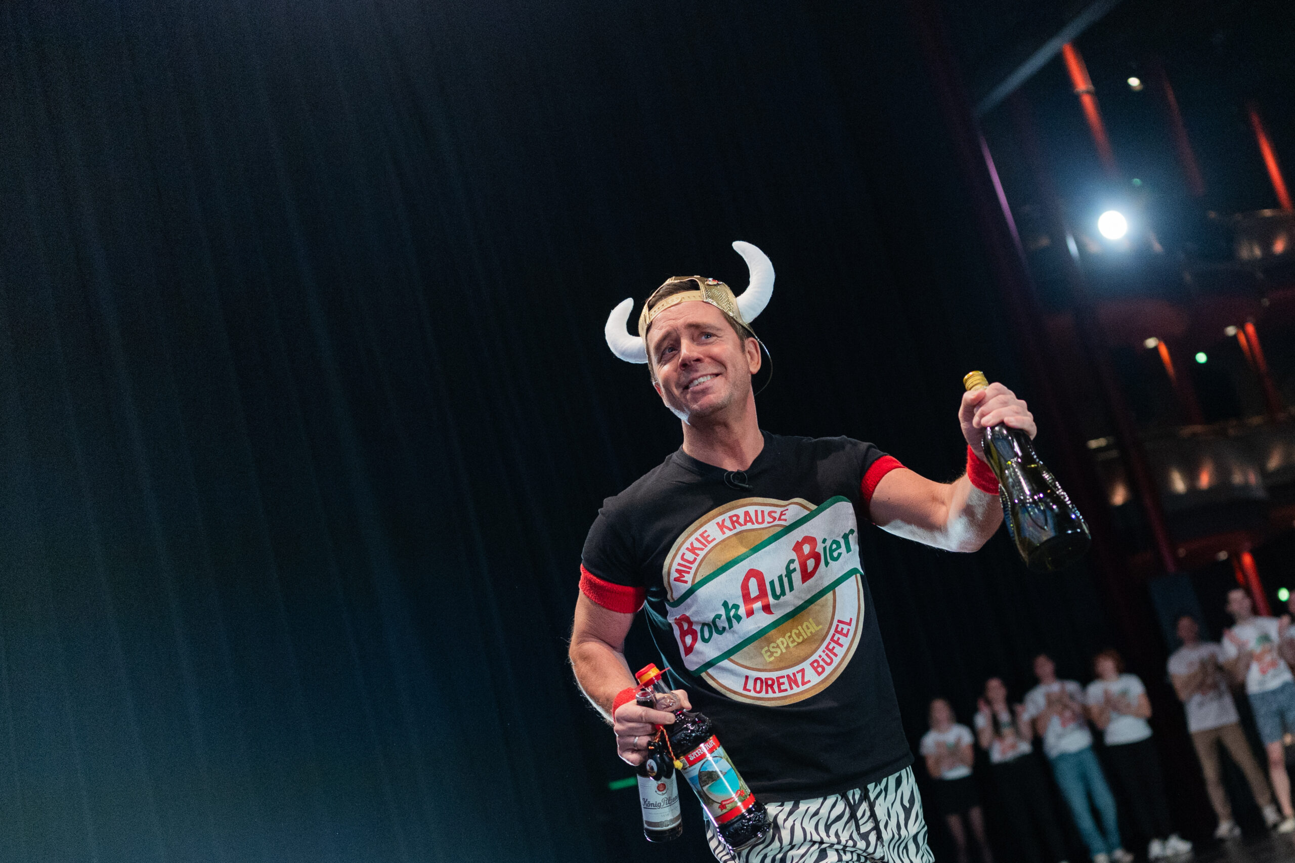 Markenbotschafter Lorenz Büffel steht auf der Bühne im Rahmen einer Pressekonferenz für das Musical „Malle Olé - Das Musical, das ballert“ im Theater am Marientor.