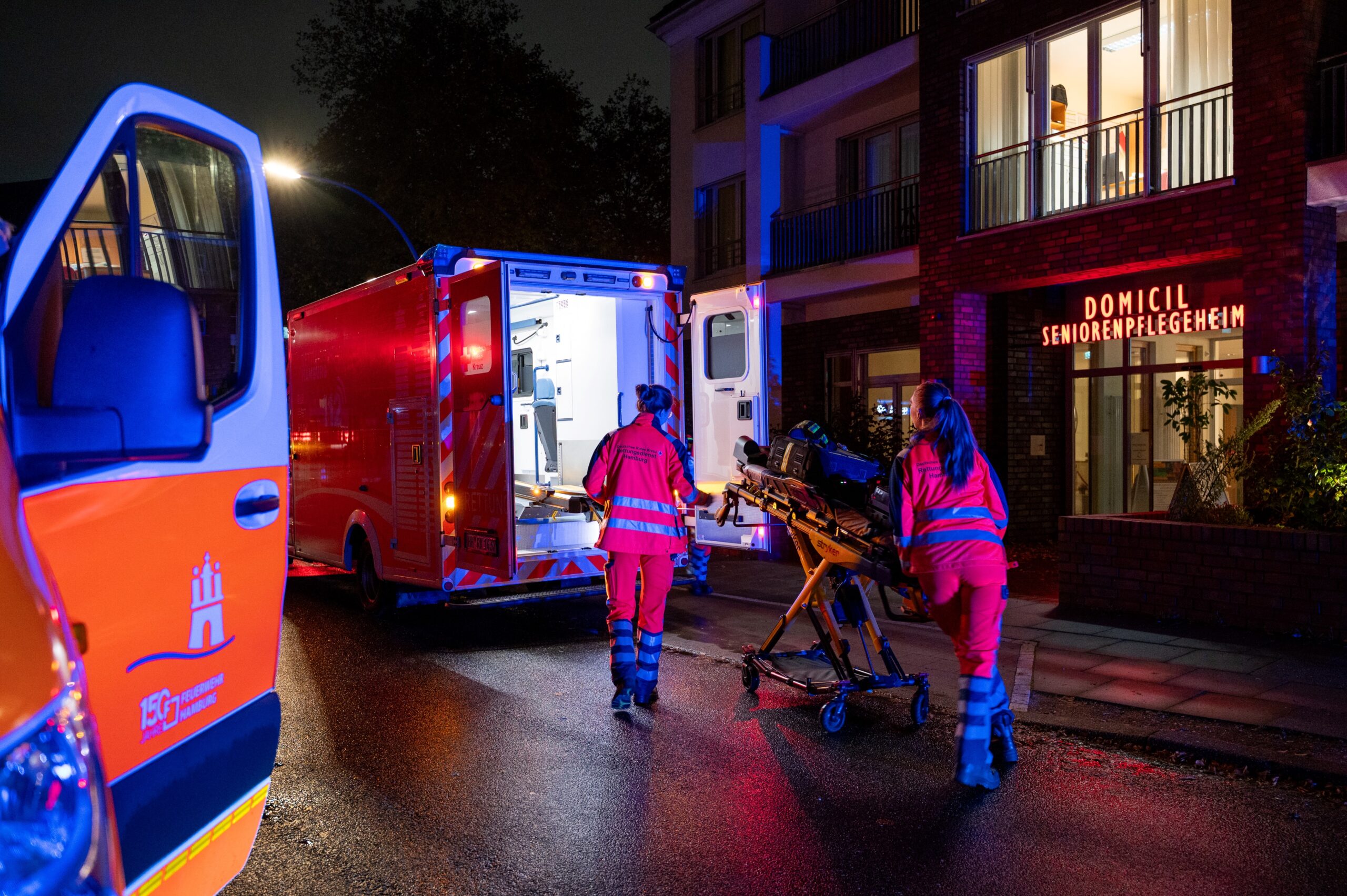 Einsatzkräfte vor dem Seniorenheim in Hamburg-Billstedt, das von dem Stromausfall betroffen war.