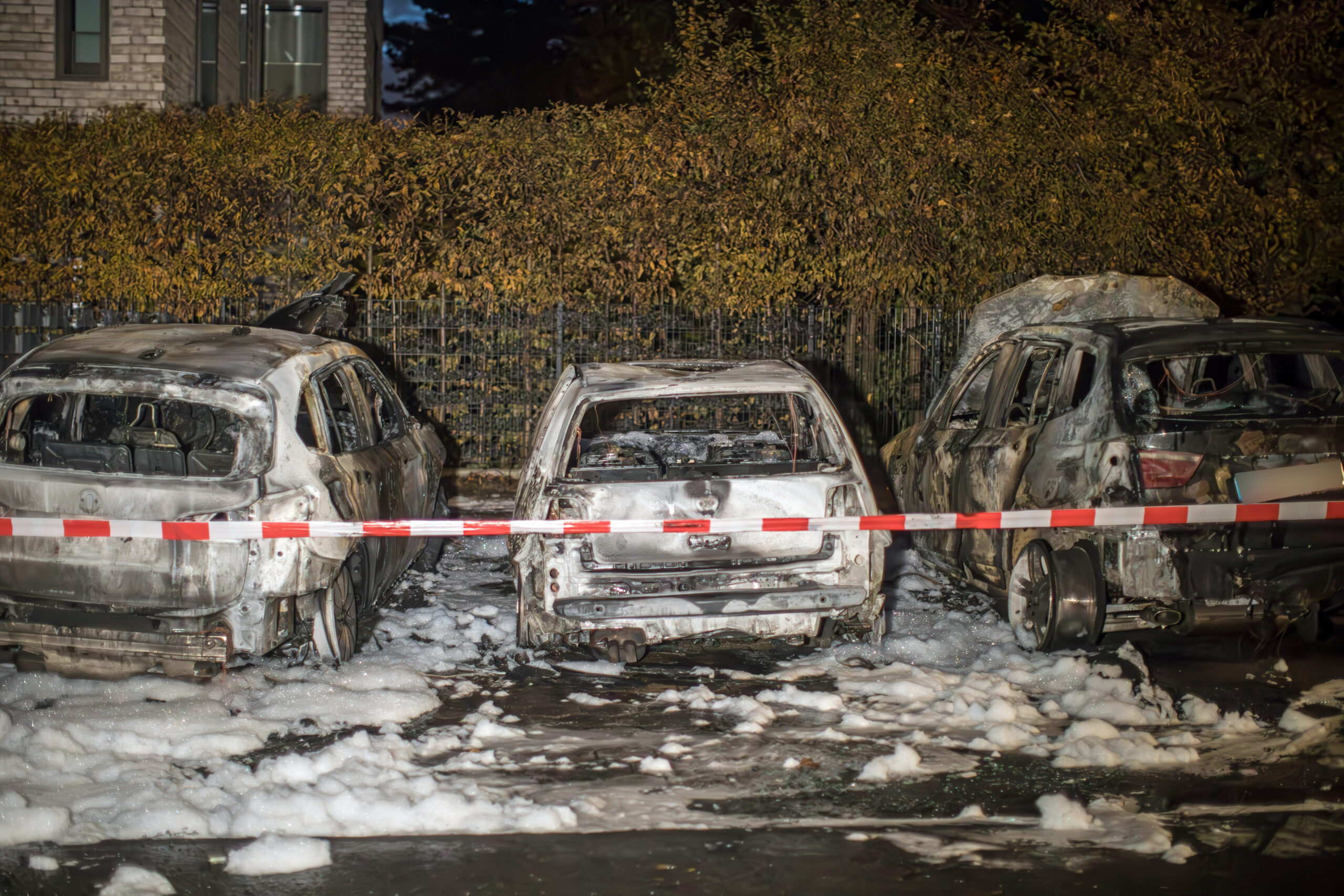 Zwei BMW und ein VW Golf wurden durch die Flammen komplett zerstört.
