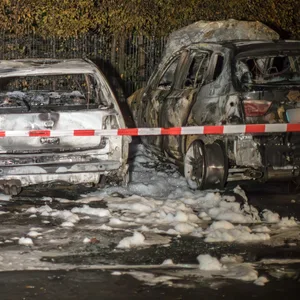 Zwei BMW und ein VW Golf wurden durch die Flammen komplett zerstört.