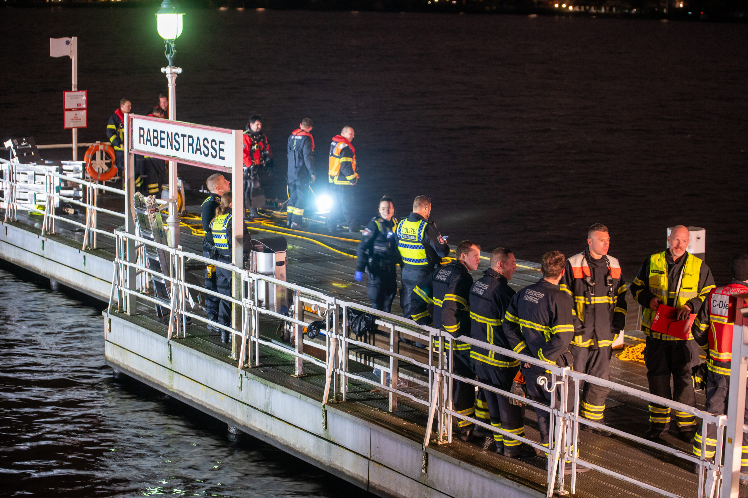 Polizisten suchen am Anleger Rabenstraße in der Alster nach einer vermissten Person.