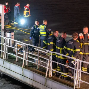 Polizisten suchen am Anleger Rabenstraße in der Alster nach einer vermissten Person.