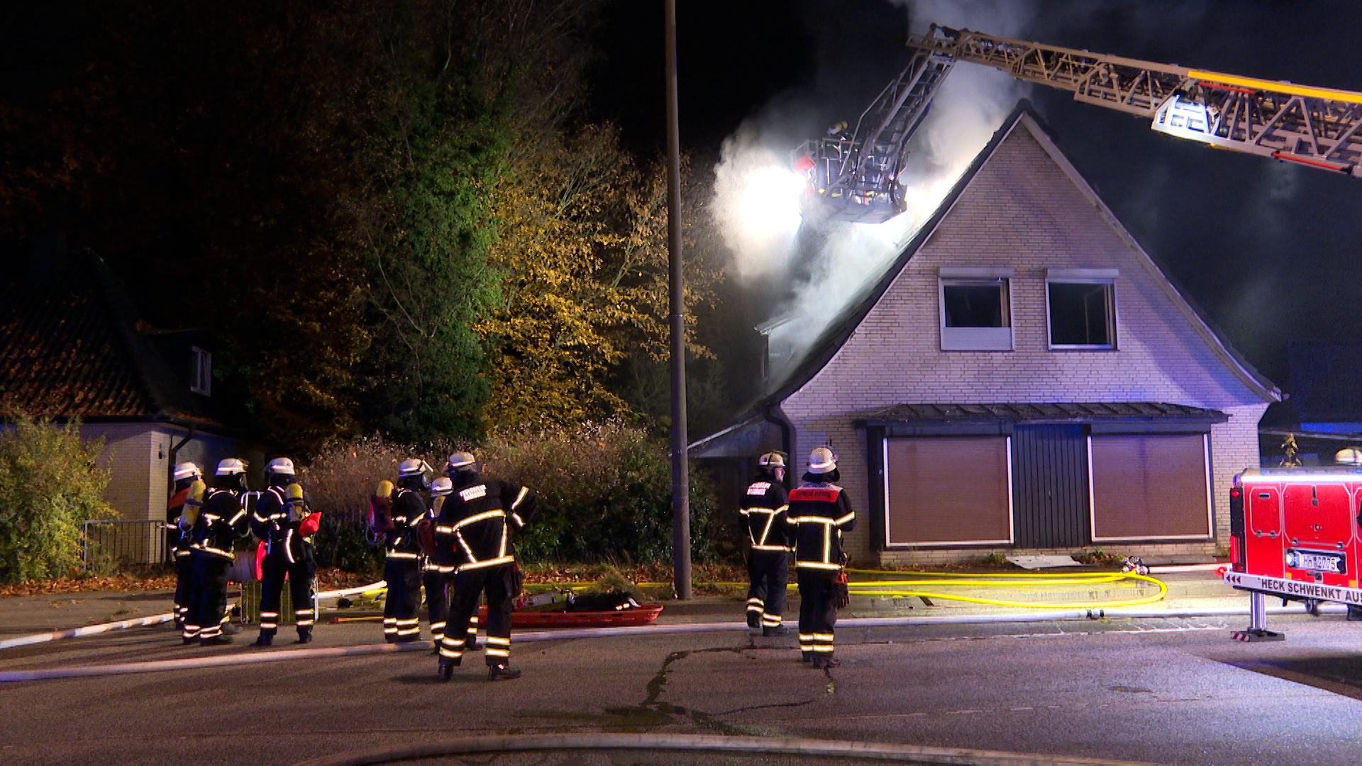 Feuerwehrkräfte beim Einsatz an dem brennenden Haus in Sülldorf.