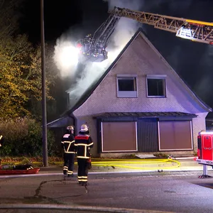 Feuerwehrkräfte beim Einsatz an dem brennenden Haus in Sülldorf.