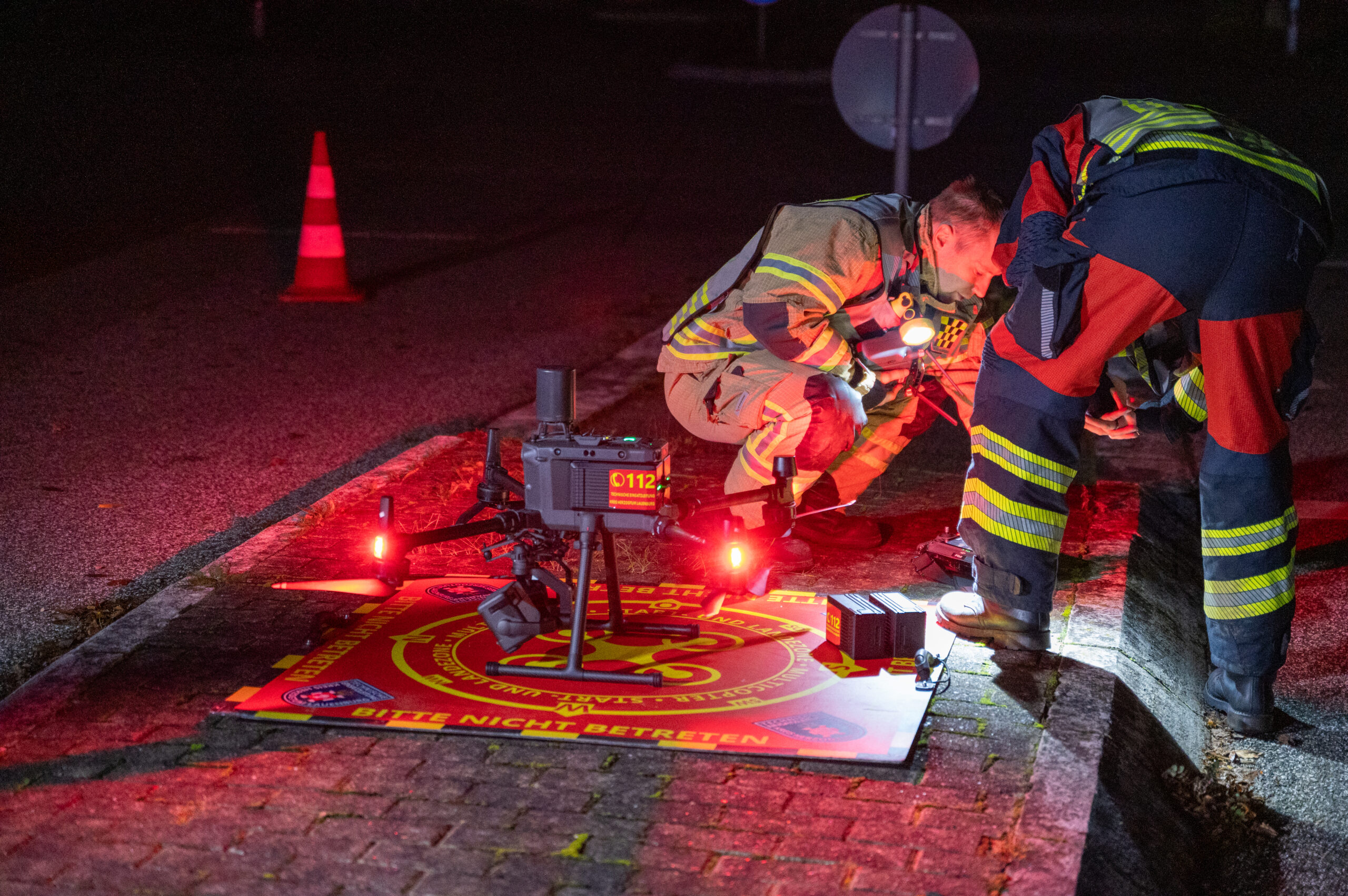 Polizisten setzen eine Drohne mit Wärmebildkamera bei der Suche nach dem Flüchtigen ein.