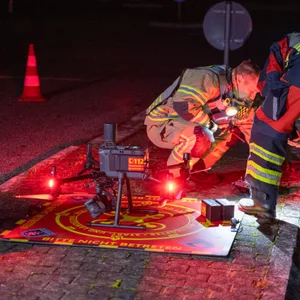 Polizisten setzen eine Drohne mit Wärmebildkamera bei der Suche nach dem Flüchtigen ein.
