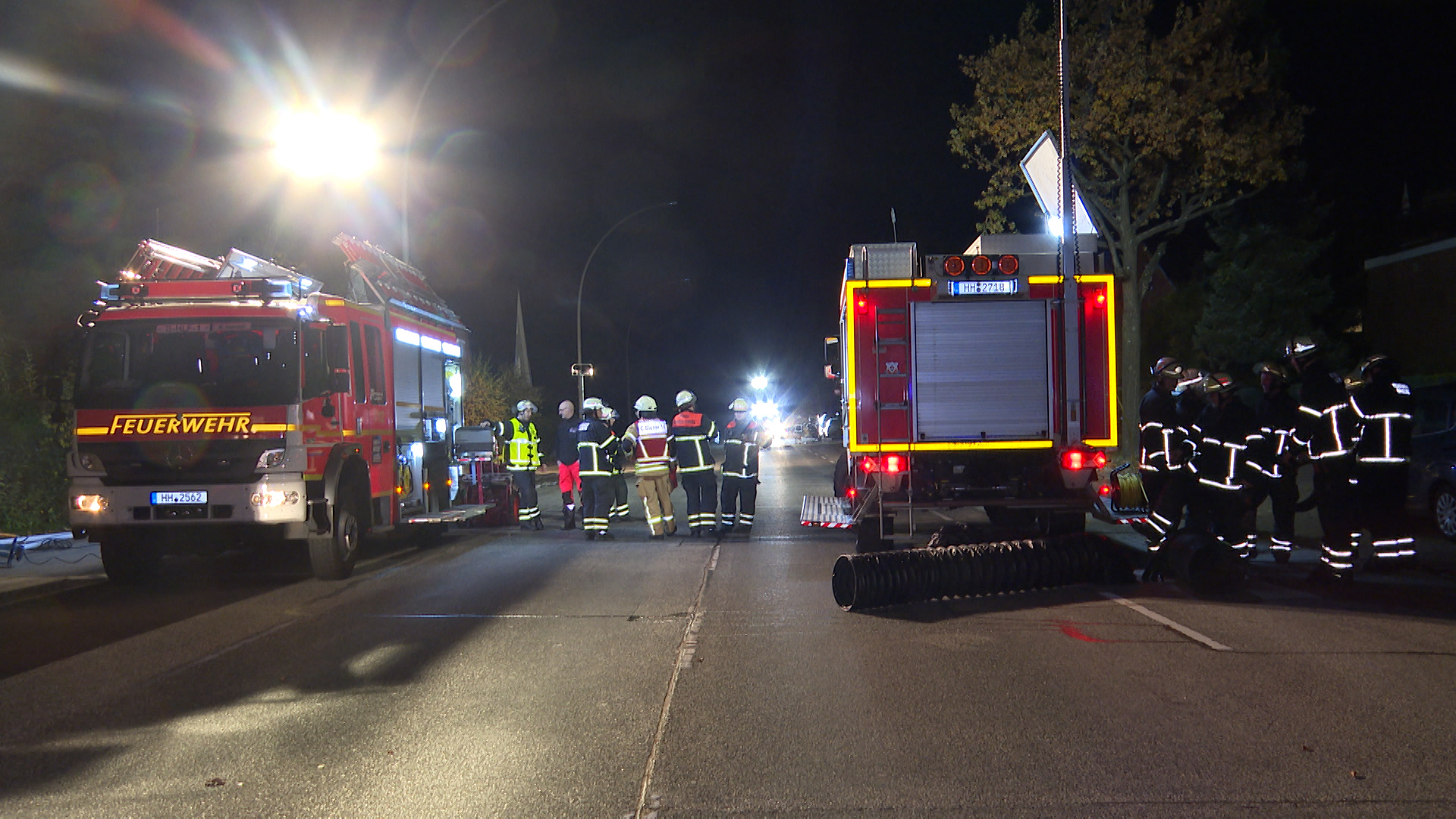 Die Feuerwehr ist im Großeinsatz auf der Sülldorfer Landstraße.