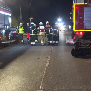 Die Feuerwehr ist im Großeinsatz auf der Sülldorfer Landstraße.