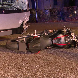 Der Motorradfahrer kam schwer verletzt in die Klinik.