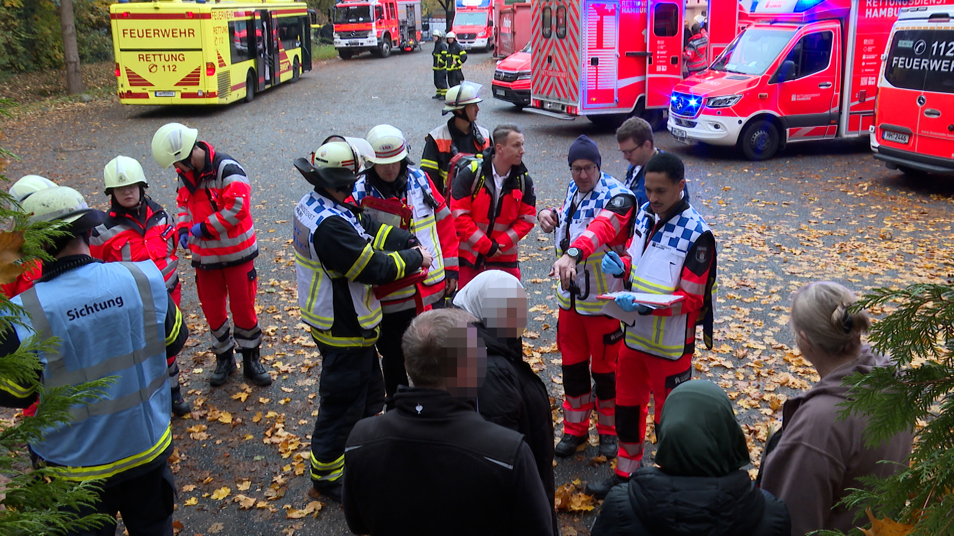 Feuerwehr und Rettungsdienst waren mit einem Großaufgebot im Einsatz.