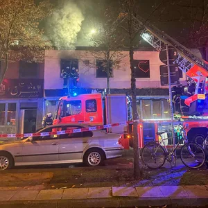 Die Feuerwehr war auf der Reeperbahn im Einsatz. Es qualmte aus dem Obergeschoss.