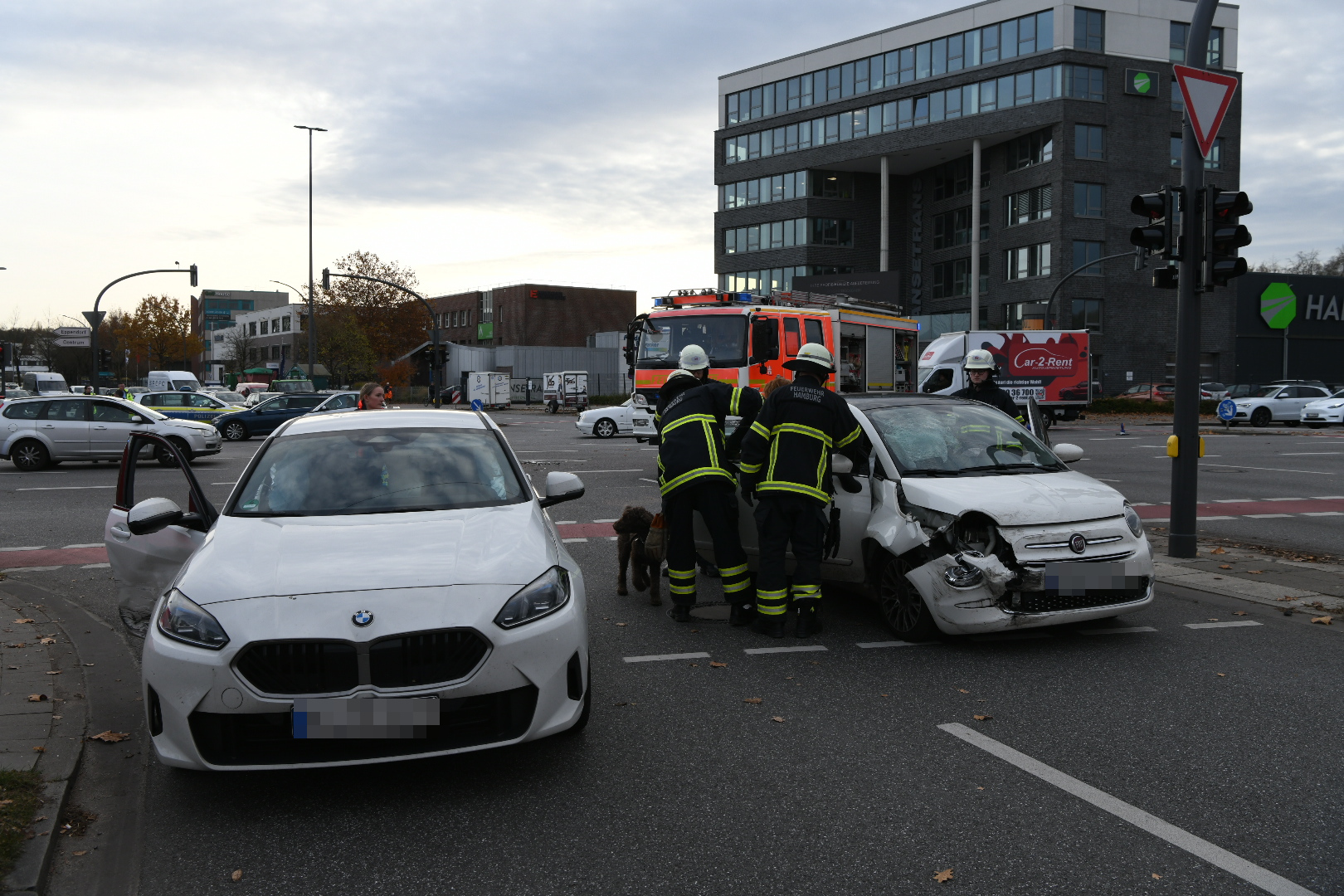 Unfall in Hamburg-Eidelstedt: Drei Autos sind auf einer Kreuzung zusammengestoßen.