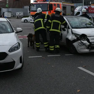 Unfall in Hamburg-Eidelstedt: Drei Autos sind auf einer Kreuzung zusammengestoßen.