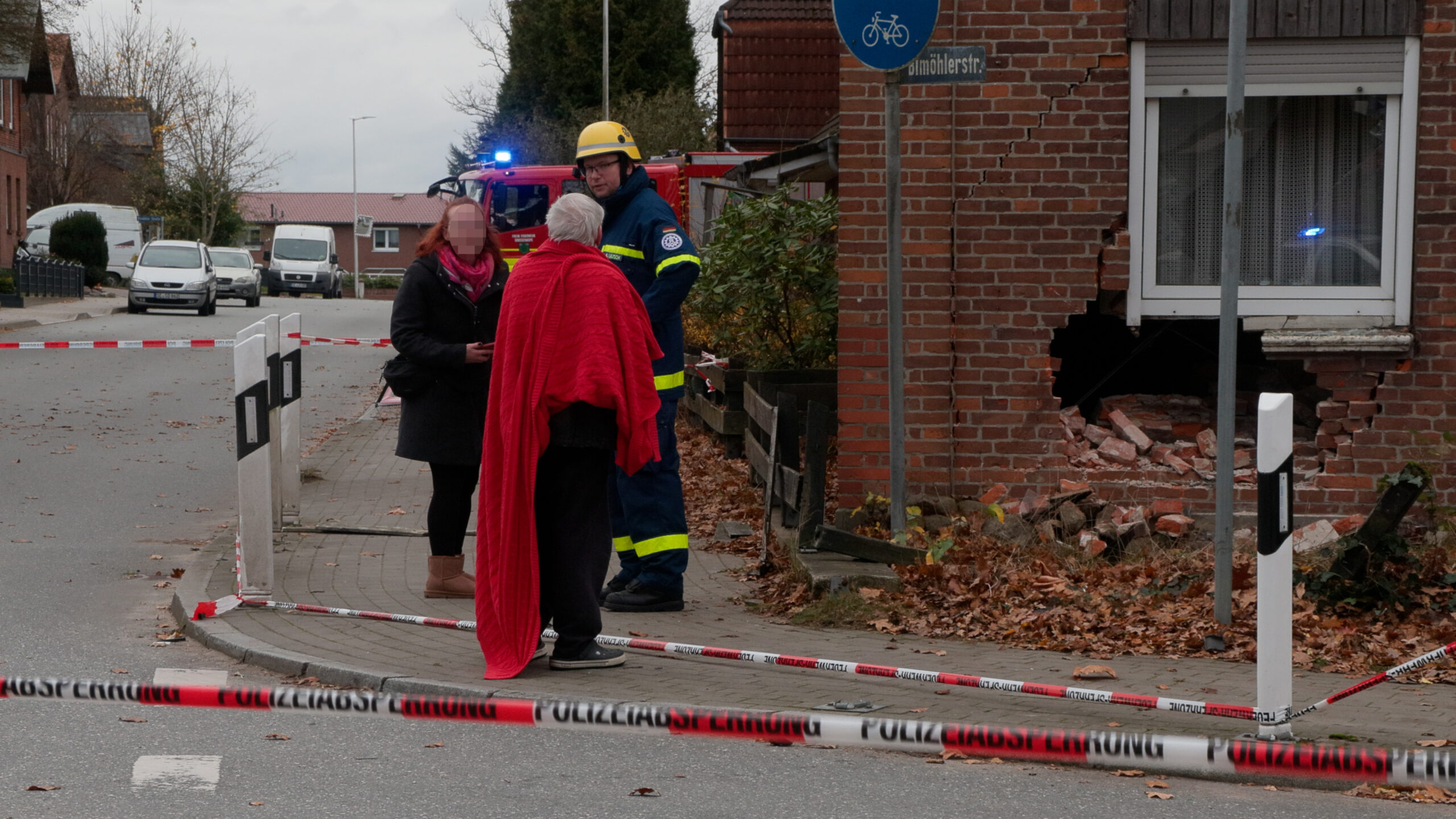 Ein Pkw und ein Kleintransporter kollidieren – anschließend reißt ein Fahrzeug ein Loch in eine Hauswand.