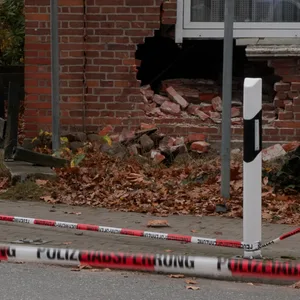 Ein Pkw und ein Kleintransporter kollidieren – anschließend reißt ein Fahrzeug ein Loch in eine Hauswand.