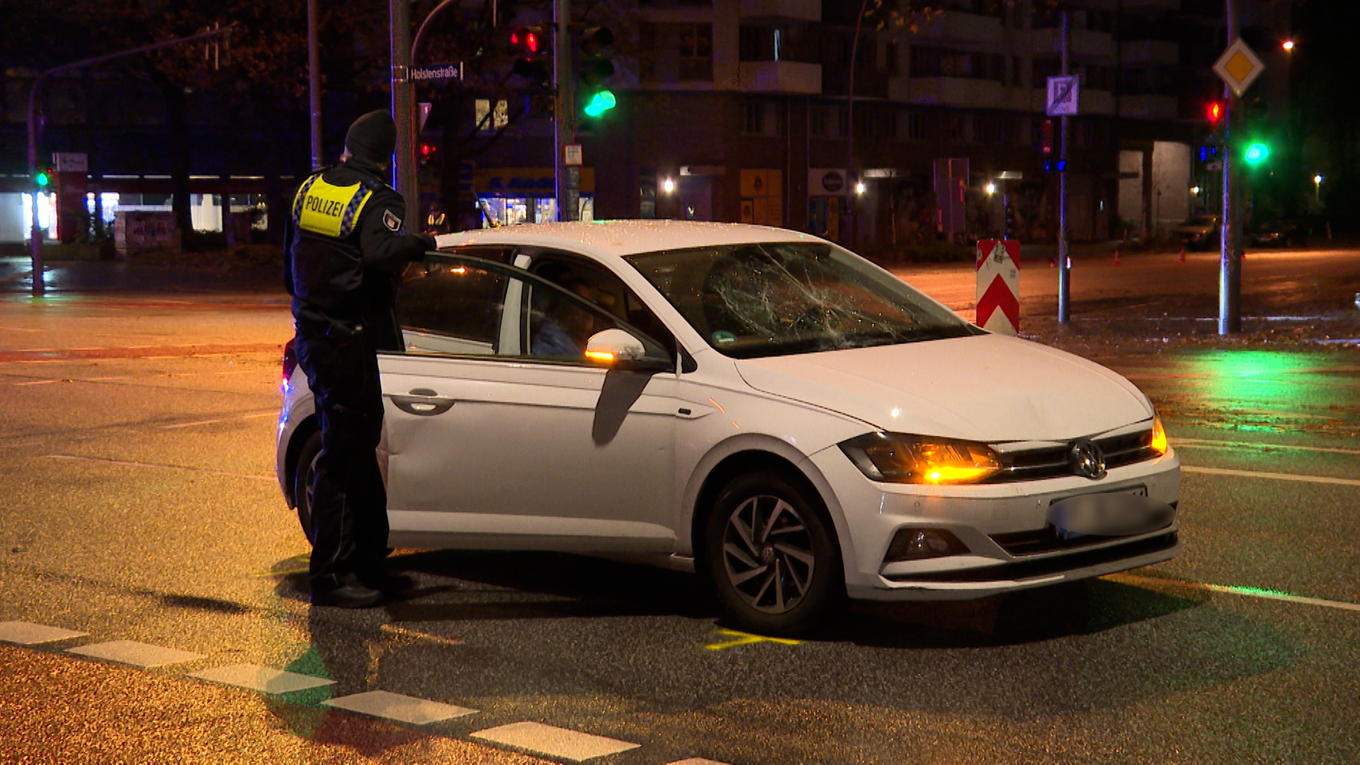 Ein Auto mit kaputter Windschutzscheibe