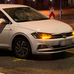 Ein Auto mit kaputter Windschutzscheibe