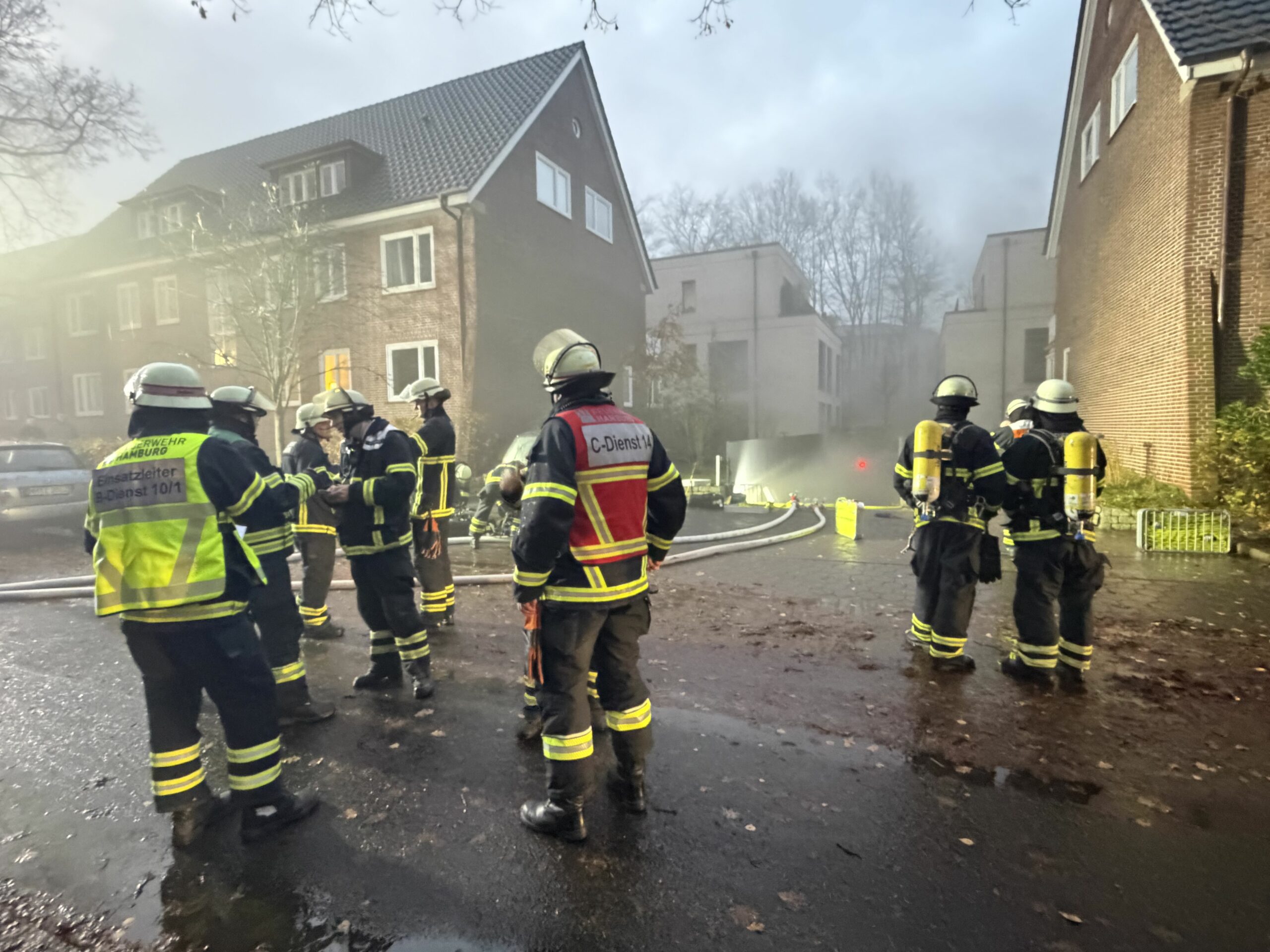 Rund 50 Retter sind bei dem Brand im Einsatz.