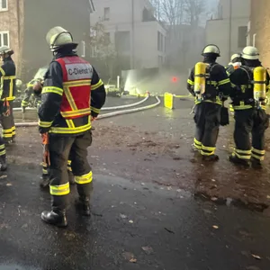 Rund 50 Retter sind bei dem Brand im Einsatz.