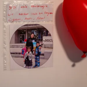 An der Wohnungstür der Familie hängt ein Bild der Mutter mit ihren Kindern