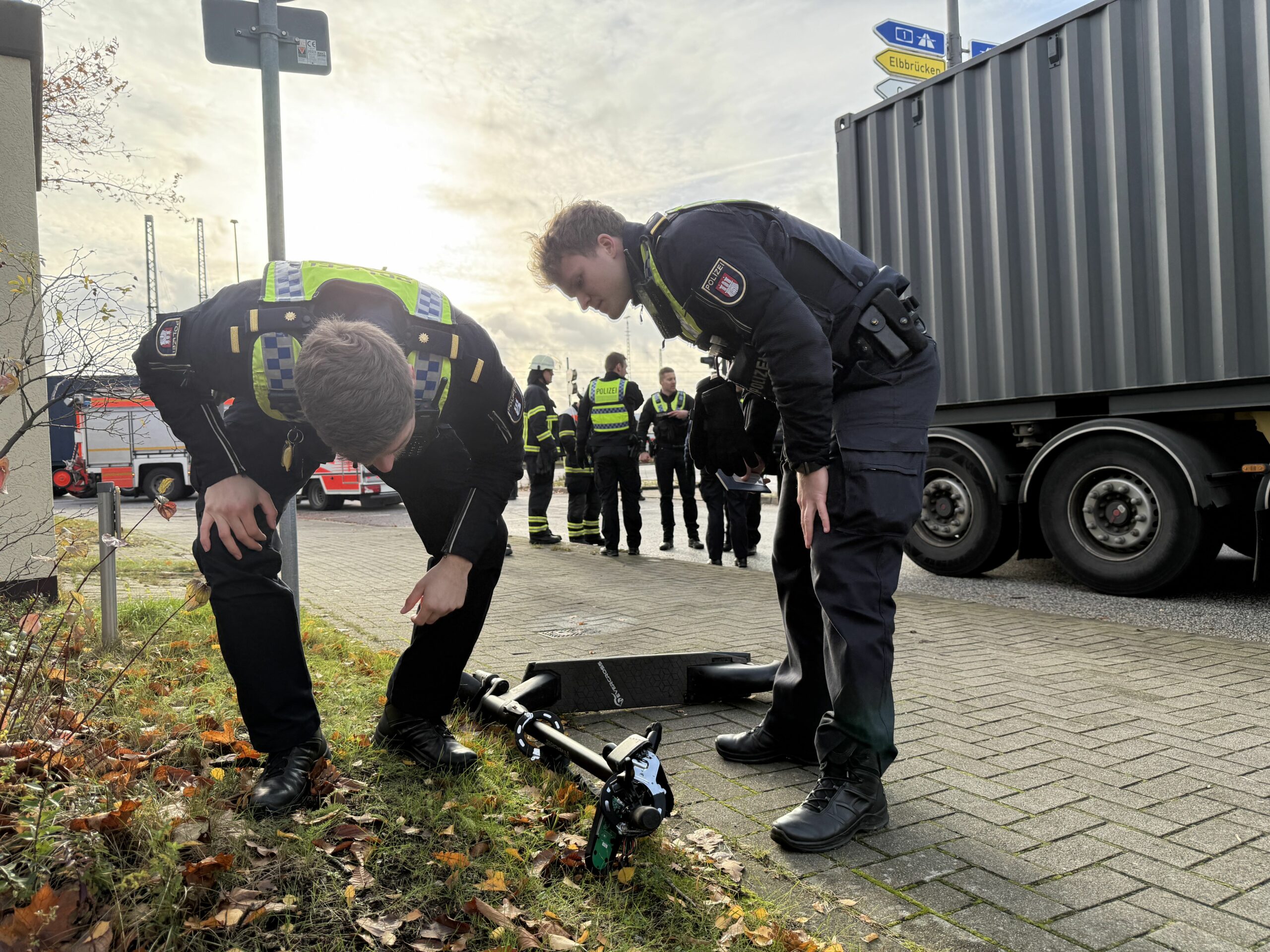 Lkw erfasst Scooterfahrer und verletzt ihn schwer – Rettungshubschrauber im Hafen im Einsatz