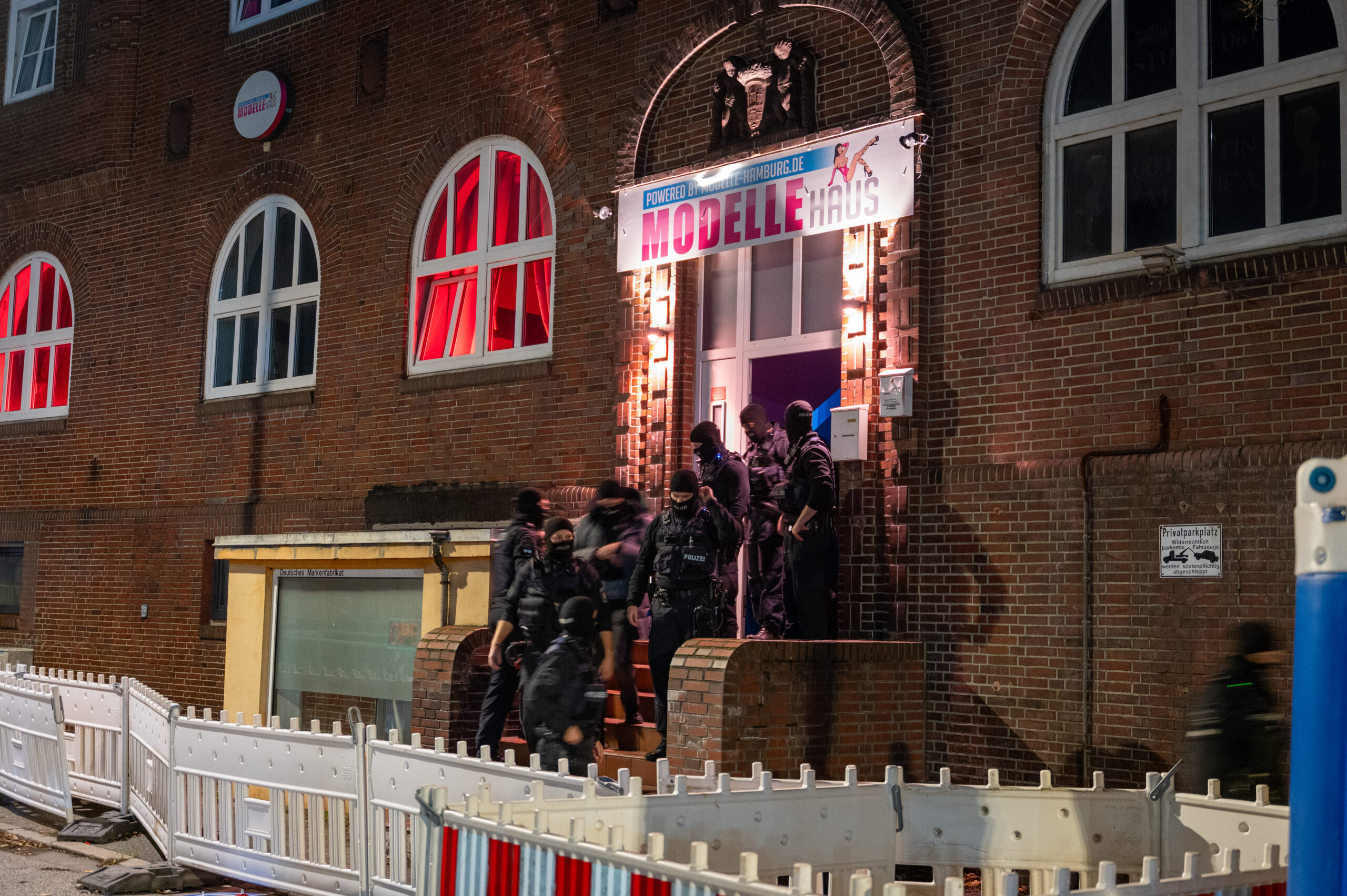 Einsatzkräfte durchsuchen das umstellte Gebäude in Hamburg-Hamm.