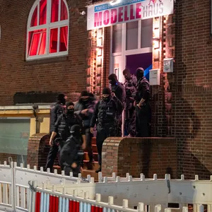 Einsatzkräfte durchsuchen das umstellte Gebäude in Hamburg-Hamm.