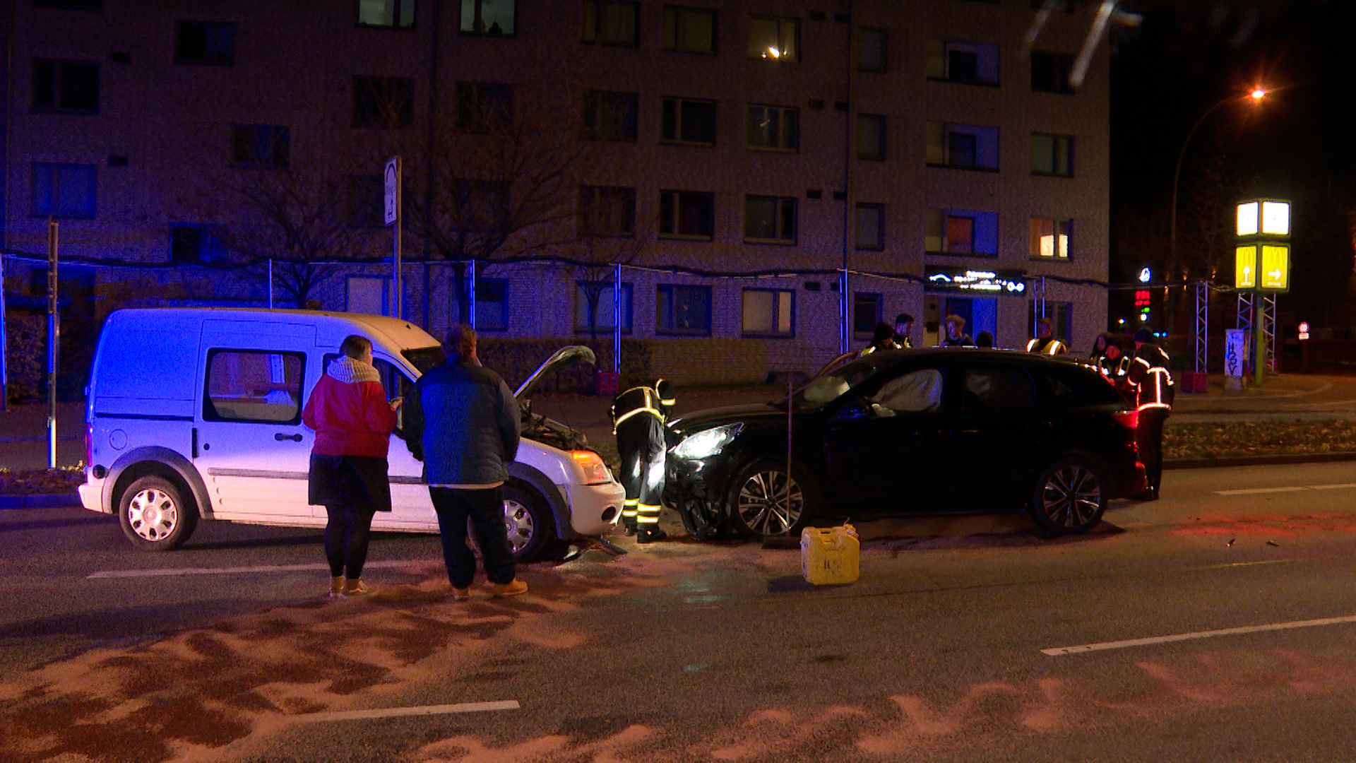 SUV-Fahrer unter drogen kracht in Eidelstedt frontal in Kastenwagen und schiebt diesen mehrere Meter vor sich her