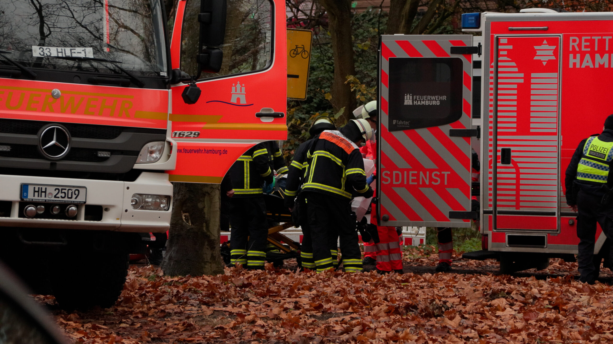 Arbeiter stürzt im Hafen von Gerüst auf Gleise – schwer verletzt