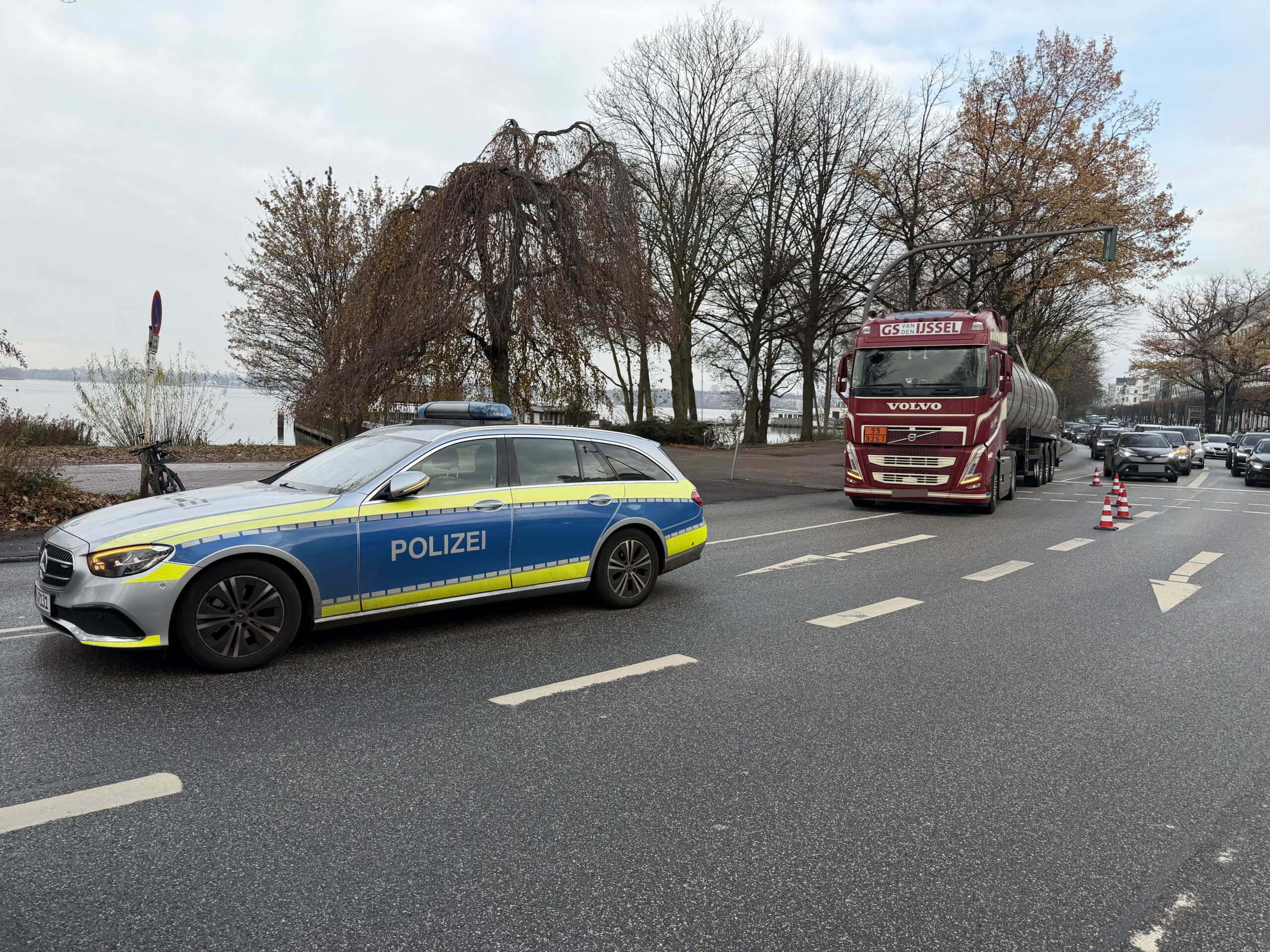 Die Unfallstelle auf der Straße An der Alster.