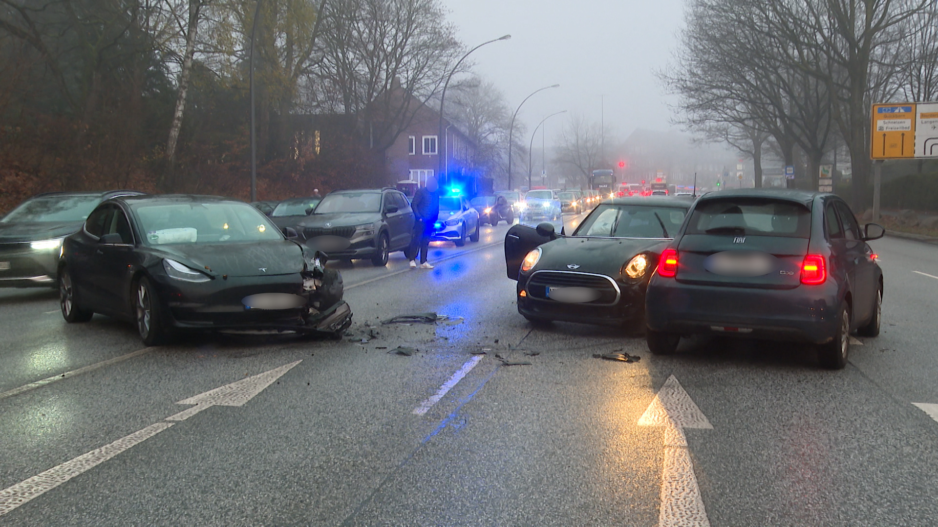 Drei Autos waren ineinander gefahren und blockierten die Straße.
