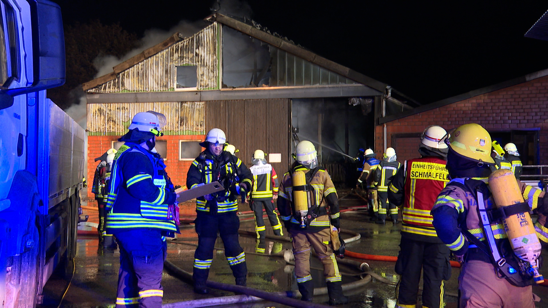 Feuerwehrkräfte beim Großbrand in Struvenhütten (Kreis Segeberg).