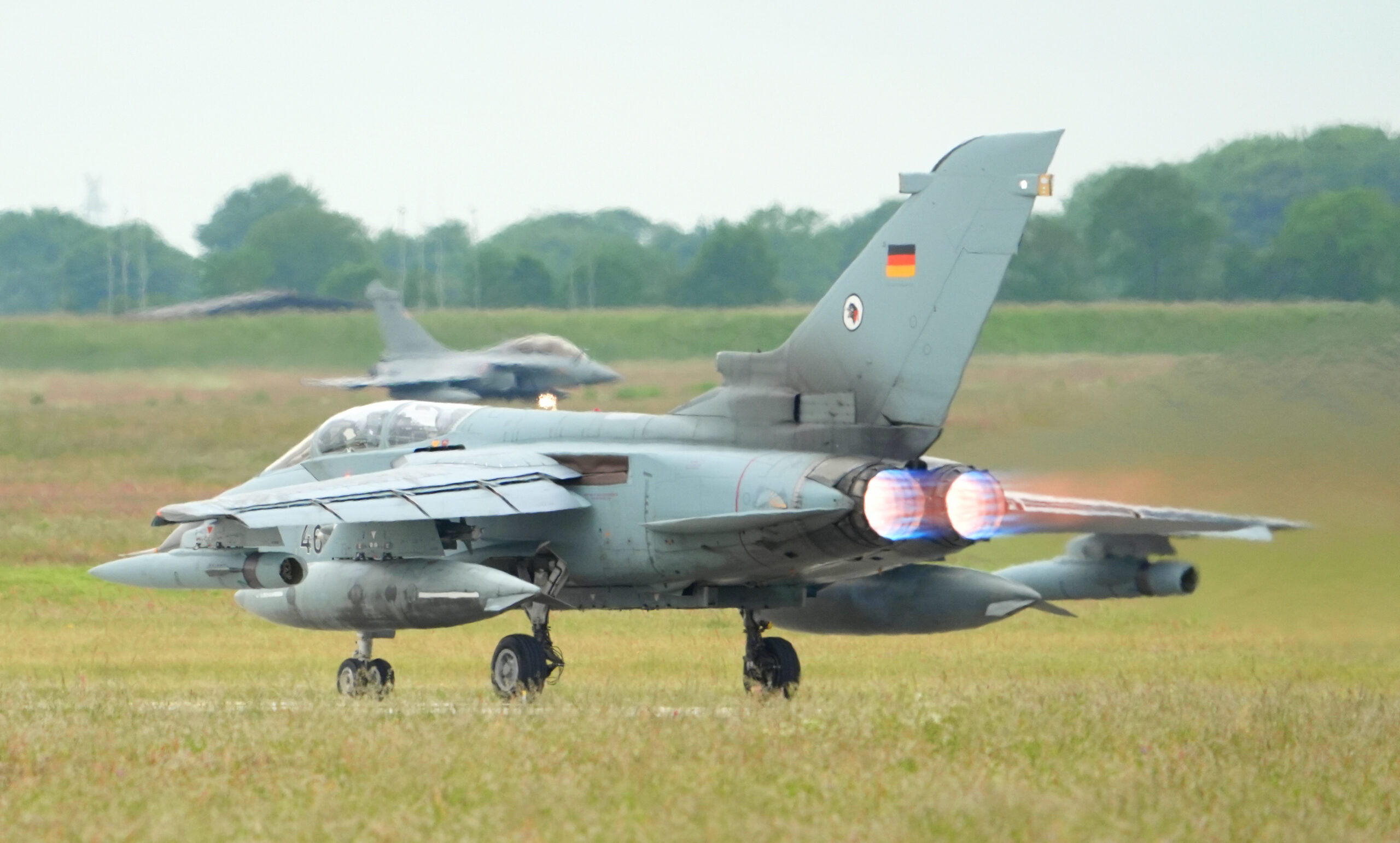 Ein Tornado der Bundeswehr startet während des Nato-Luftwaffen-Manövers "Tiger Meet" auf dem Flugfeld des taktischen Luftwaffengeschwaders 51.