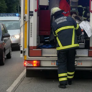 Verpuffung in Betrieb im Hafen – drei Arbeiter zum Teil schwer verletzt