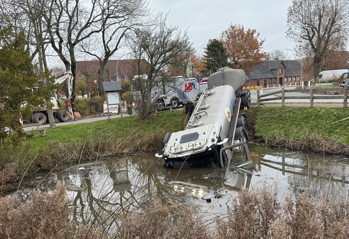 Spektakulärer Unfall im Landkreis Nordfriesland – Milchlaster landet in Dorfteich