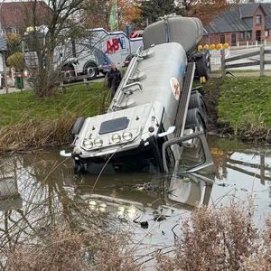 Spektakulärer Unfall im Landkreis Nordfriesland – Milchlaster landet in Dorfteich