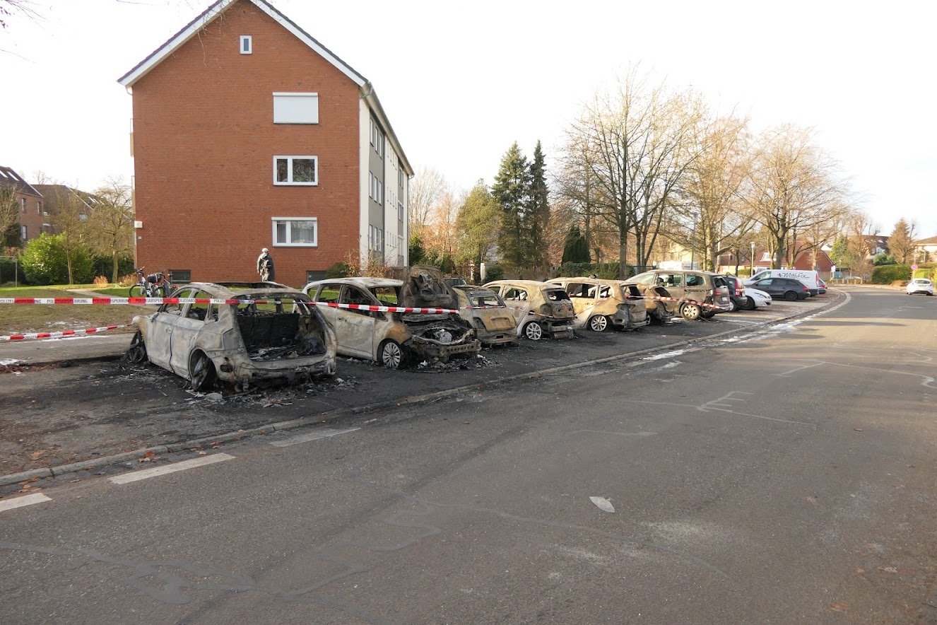 Flammenmeer in Neumünster – sechs Auto vor Wohnhaus ausgebrannt