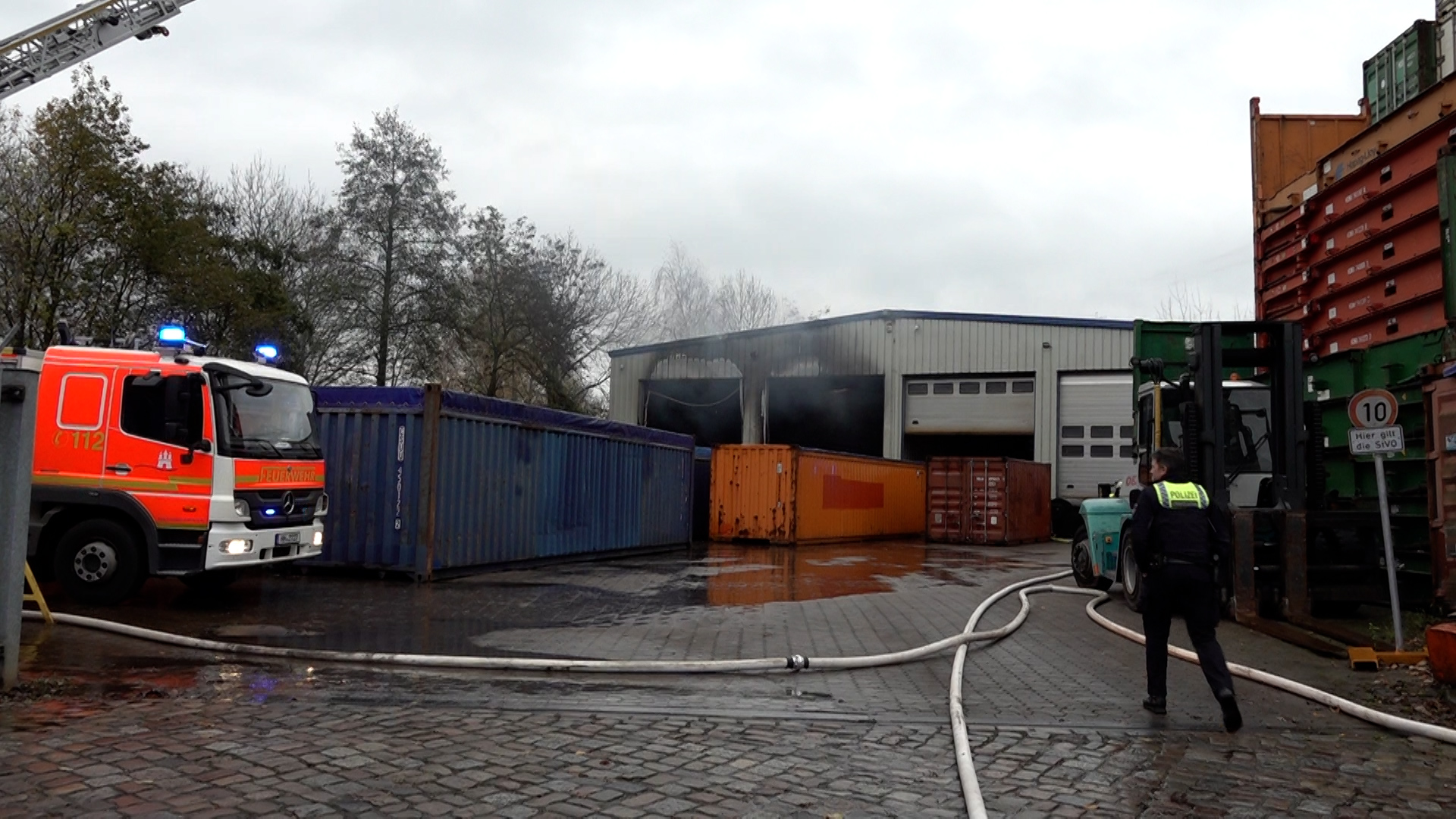 Eine Lagerhalle in Wilhelmsburg brannte.
