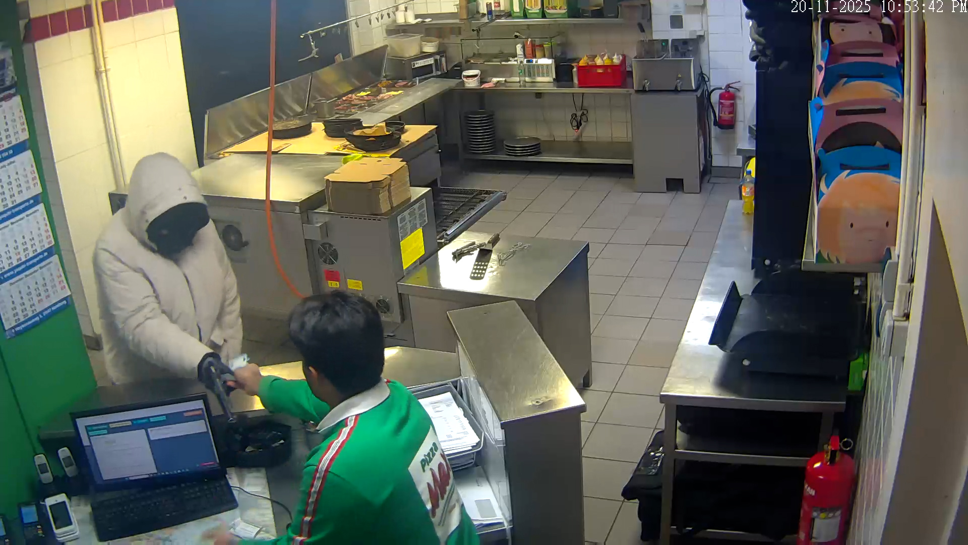 Der bewaffnete Täter in der Pizzeria