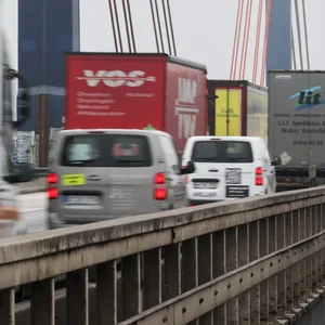 Der Verkehr fließt über die Autobahn A1 auf der Norderelbbrücke – noch.