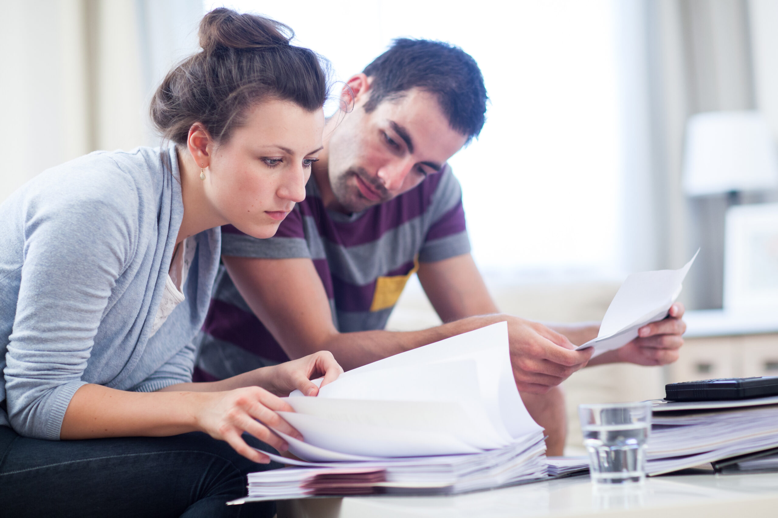 Paar prüft gemeinsam Unterlagen (Symbolbild)
