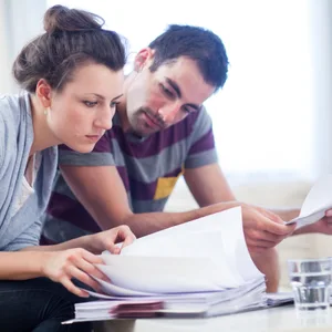 Paar prüft gemeinsam Unterlagen (Symbolbild)