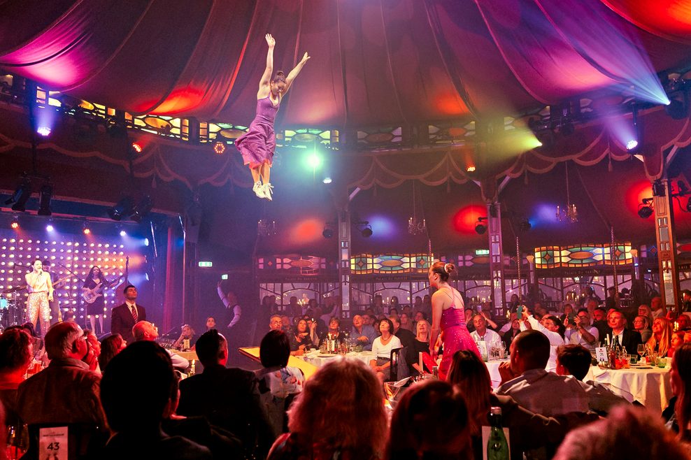 Die Artistinnen von Vol au Vent „fliegen“ über die Köpfe des staunenden Publikums.