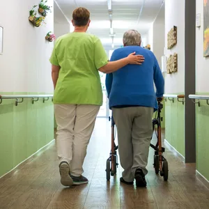 Die Löhne in der Pflege sind zuletzt gestiegen. Die Kosten für Pflegebedürftige könnten nun steigen.