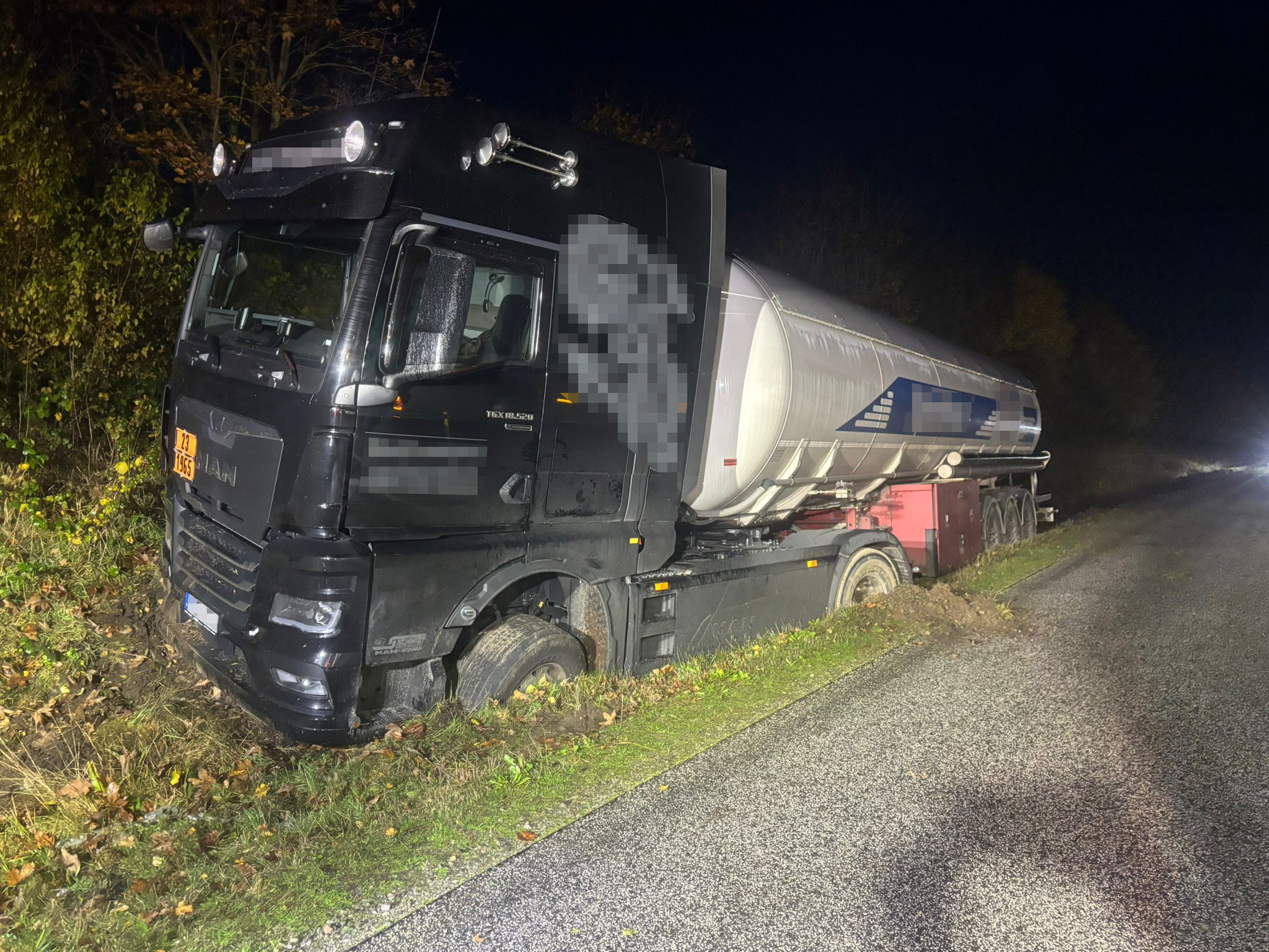 Der Sattelzug steckt nach dem Unfall auf der B206 bei Bad Bramstedt im Straßengraben.