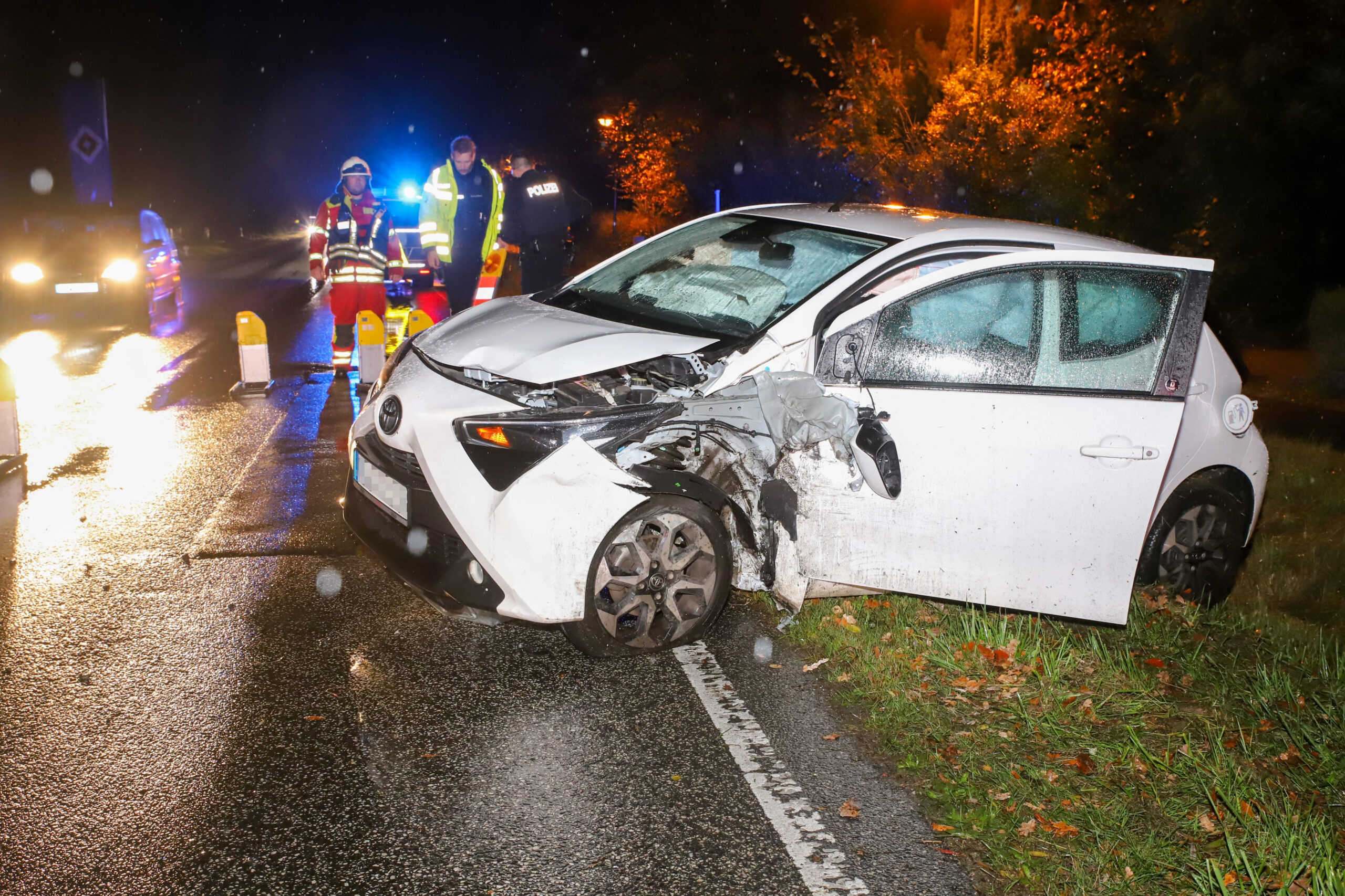 Einer der beiden Unfälle am Samstag: Auf der Wedeler Chaussee in Moorrege sind zwei sich entgegenkommende Autos zusammengestoßen.