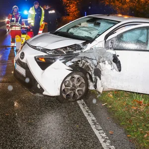 Einer der beiden Unfälle am Samstag: Auf der Wedeler Chaussee in Moorrege sind zwei sich entgegenkommende Autos zusammengestoßen.